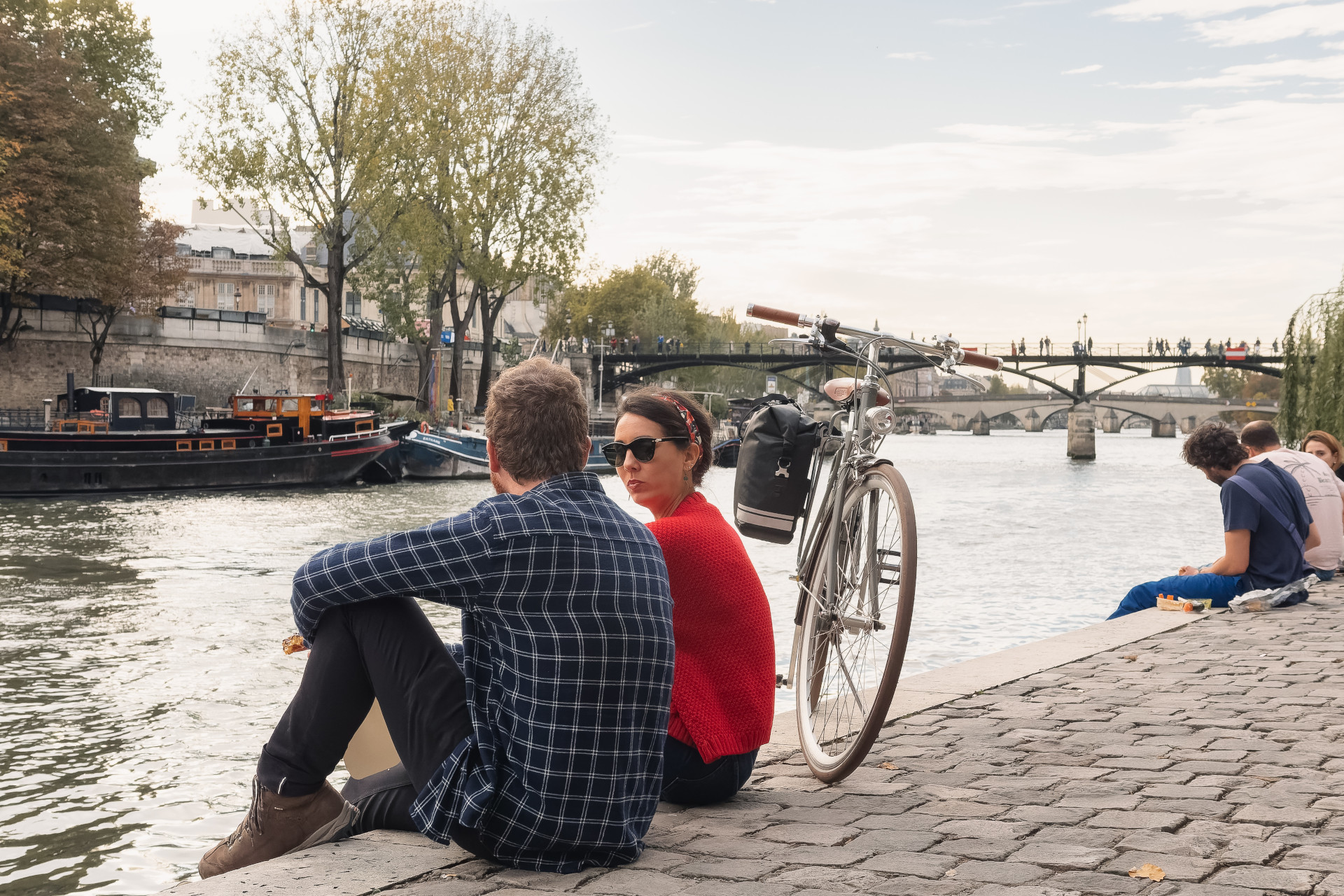 Couple à Paris devant la Seine