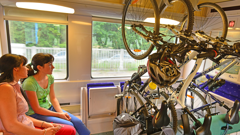 Emplacements de vélos dans un train SNCF