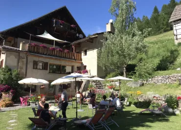 Vue de l'extérieur-jardin de l'Hôtel et Restaurant