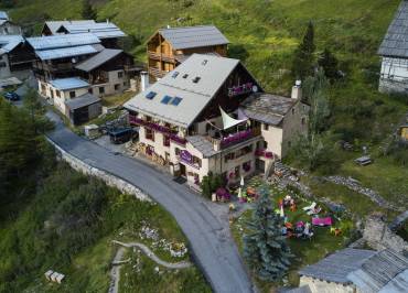Vue générale du chalet l'été