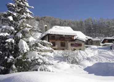 Le chalet, l'hiver après une chute de neige