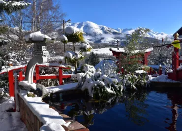 Le jardin du printemps japonais et la vue sur nos montagnes