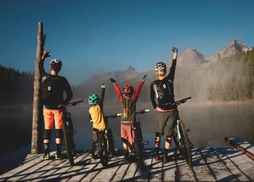Famille en vélo au bord de l'eau