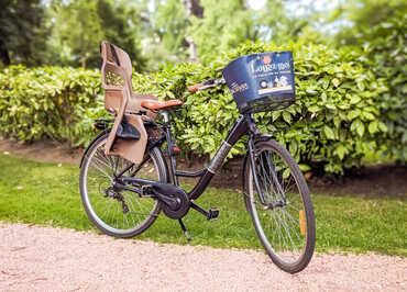 Mechanical bicycle rental with baby carrier in Vienne