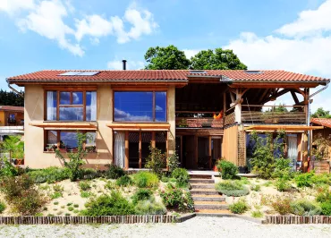 La maison et votre gîte à droite