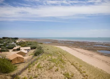 Vue aérienne avec le camping au pied de la plage
