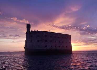 Fort Boyard au coucher du soleil à bord d'Alize