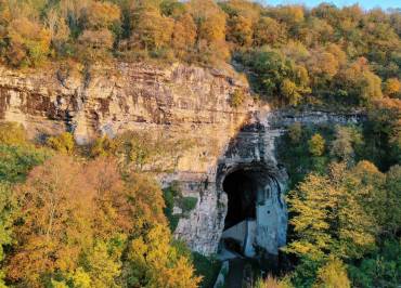 Entrée des Grottes vue du ciel - A moins d'une heure de Lyon