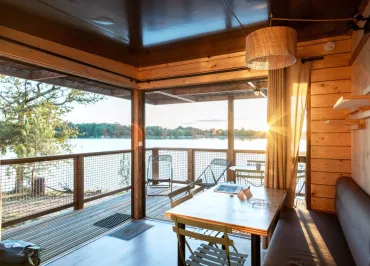 Intérieur logement avec coucher de soleil sur le lac
