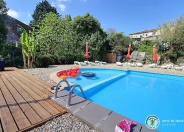 Le Mas Boyer grand parc arboré avec piscine commune