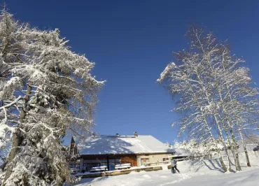 départ en raquettes et ski de fond du GITE. Ski alpin à 1 km environ