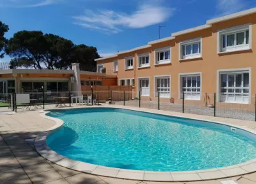 Hôtel Les Rocailles à Montagnac - Piscine