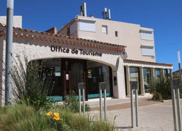 Office de tourisme vu de la place de l'appel du 18 juin
