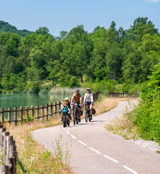 Famille à vélo sur ViaRhôna vers Massignieu 
