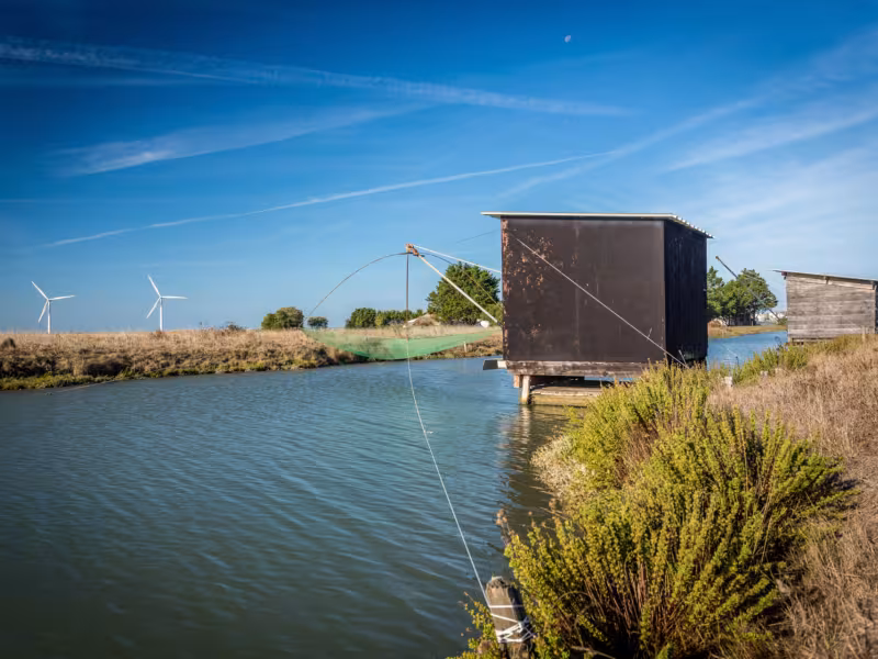 Cabane de pêche au port des champs