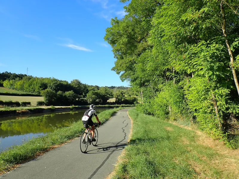 Cycliste sur le chemin de halage du canal du Centre