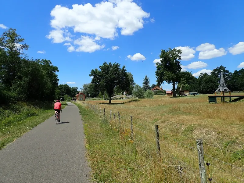 Mini tour Eiffel et cycliste sur la voie verte autunoise
