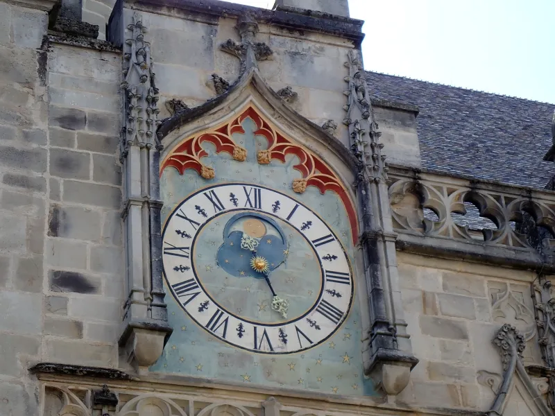 Horloge sur la cathédrale d'Autun