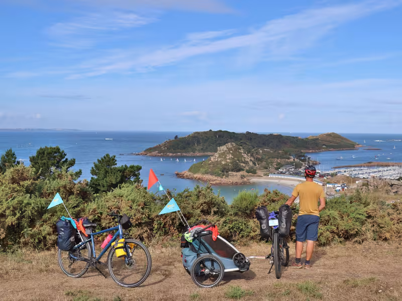 En famille à vélo aux abords de Trébeurden