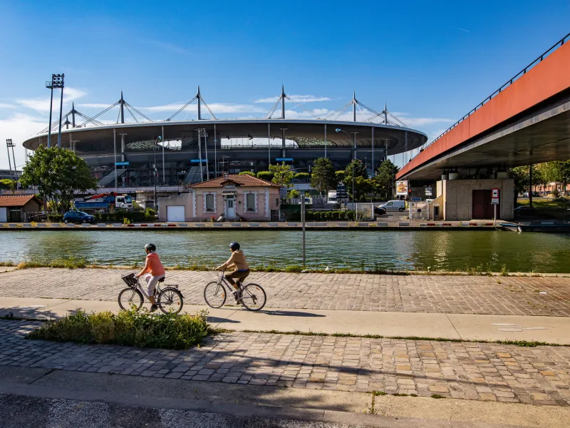 Cyclistes devant le stade de France à Saint-Denis