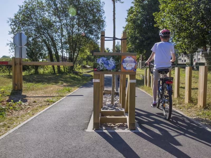 Cycliste dans un contrôle d'accès sur la Véloroute du Lin