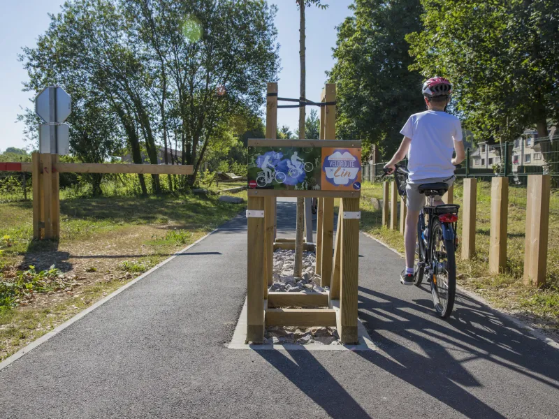 Cycliste dans un contrôle d'accès sur la Véloroute du Lin