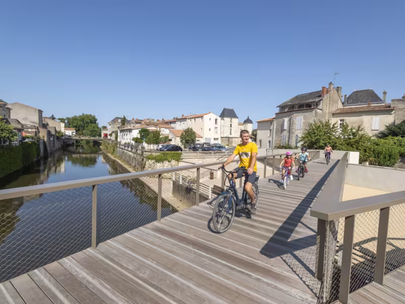Cycliste et passerelle au dessu de la rivière Vendée à Fontenay-le-Comte