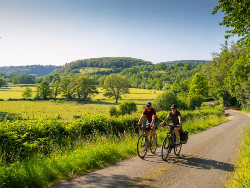 Cyclistes dans les Alpes Mancelles