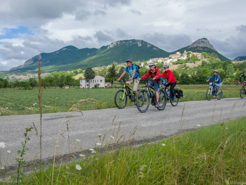 Ambiance conviviale à Lagrand dans les Hautes-Alpes
