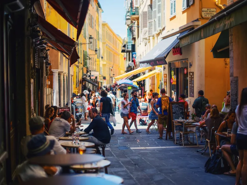 Ambiance méditerranéenne et colorée à Nice