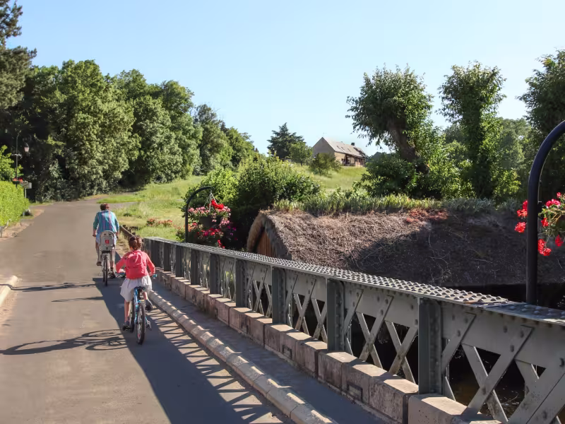 Cyclistes le long de la Conie