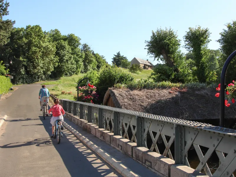 Cyclistes le long de la Conie
