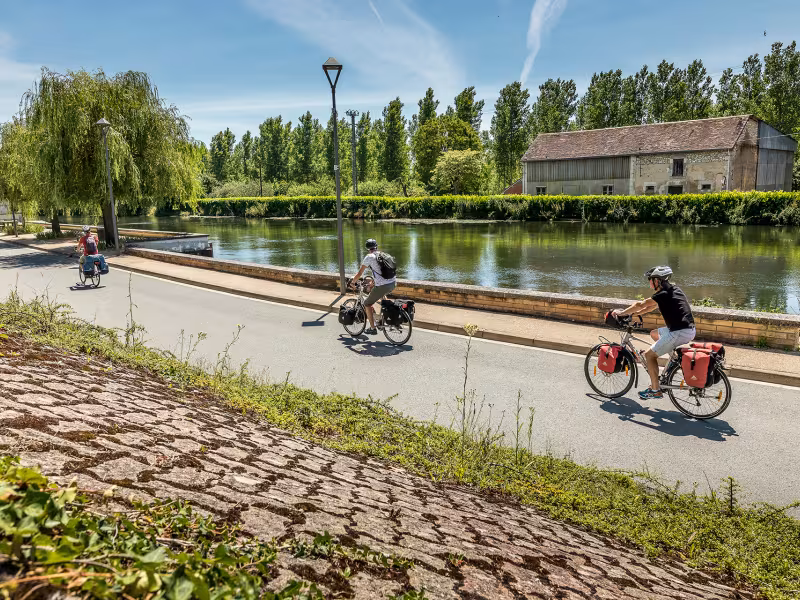 Cyclistes sur les bords de l'Indre à Buzançais