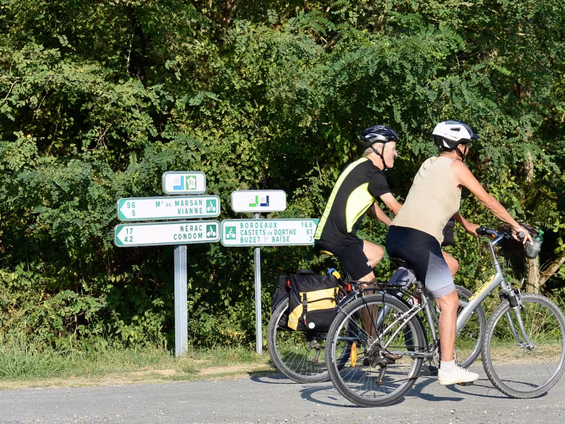 Cyclistes sur la route de la V82