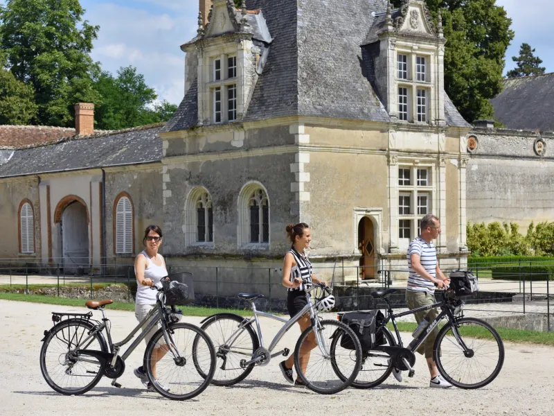 Cyclistes devant le château de Villesavin