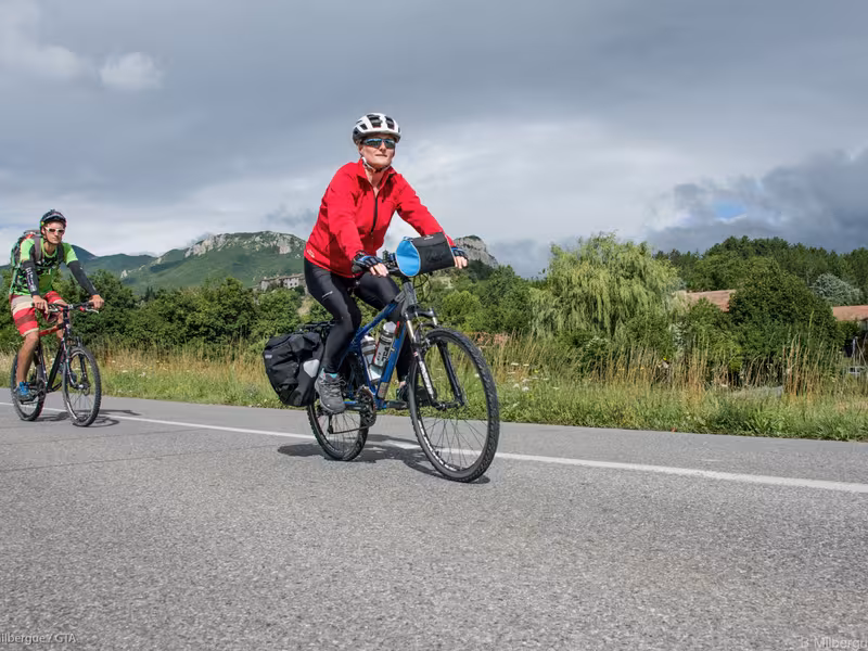 Couple a vélo sur les routes des Baronnies Provençales