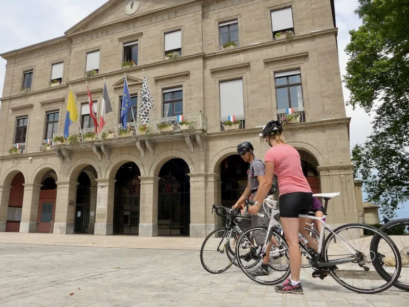 Départ de la Route des Grandes Alpes à vélo devant la mairie de Thonon-les-Bains