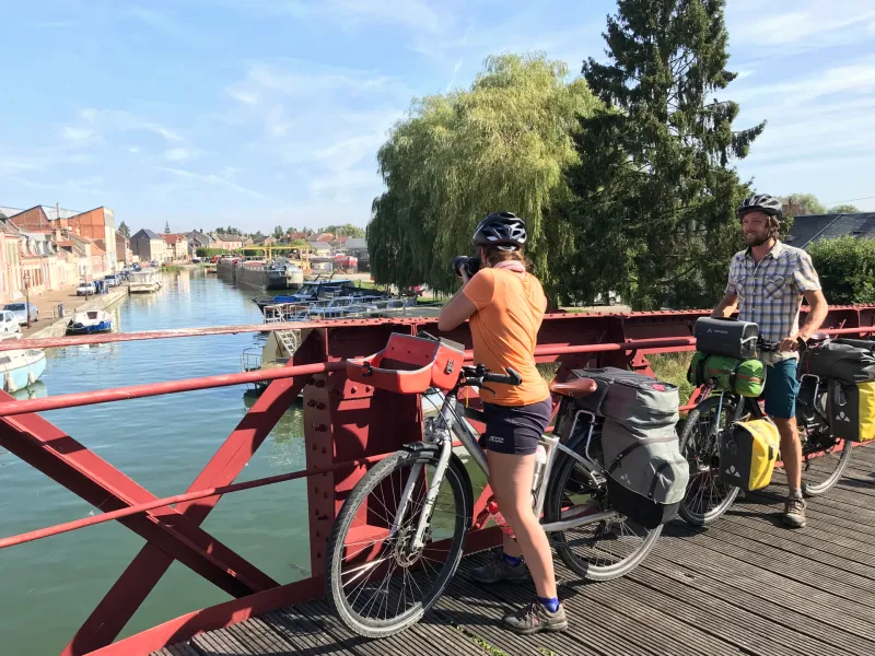 Cyclo-randonneurs sur le port de Mont-l'Evêque
