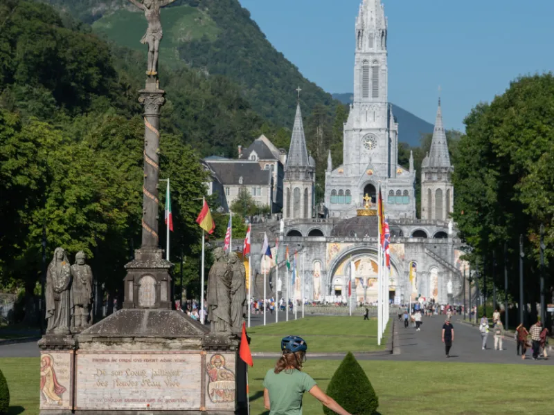 Entrée dans la grotte de Lourdes