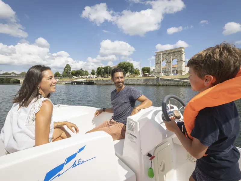 Famille dans e-boat et vue sur Arc de Germanicus