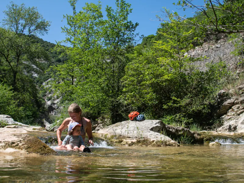 Baignade dans les gorges de Galamus