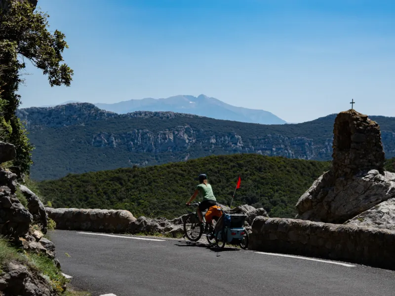 Vue sur le Canigou - Gorges de Galamus à vélo
