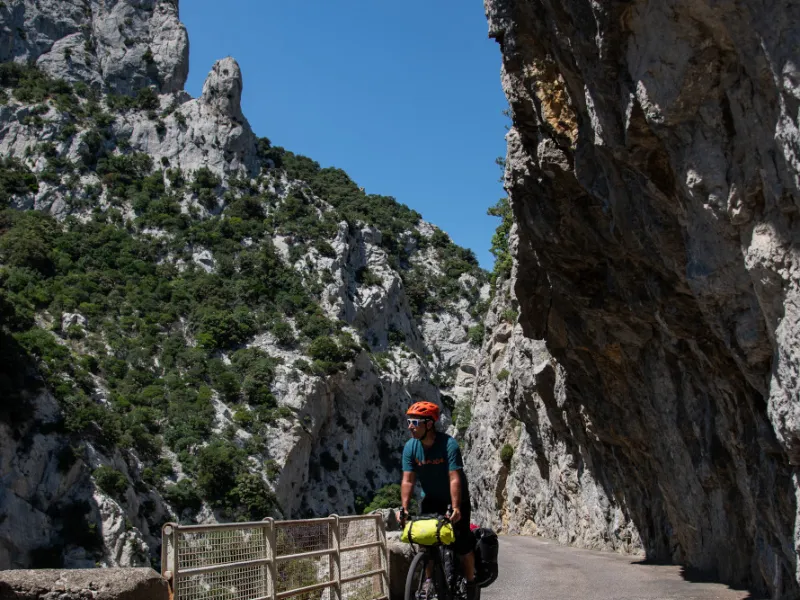 Traversée des gorges de Galamus à vélo