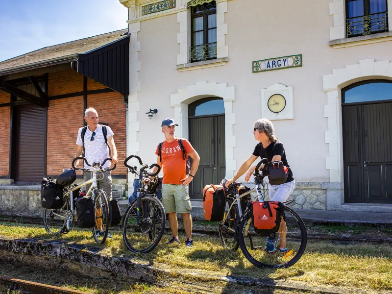 Cyclistes à la gare d'Argy