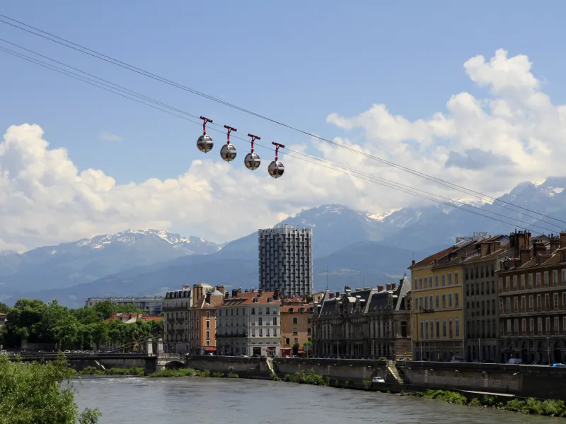 Grenoble lovée au cœur des montagnes alpines