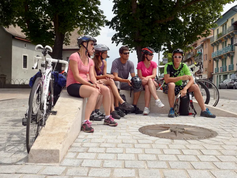 Groupe au départ de Route des Grandes Alpes à vélo