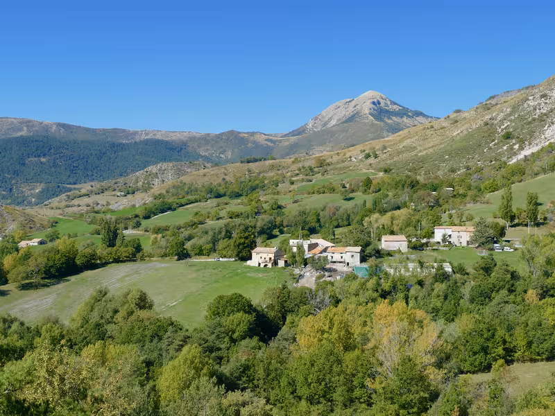 Hameau de la commune de Tartonne au pied du Cheval Blanc