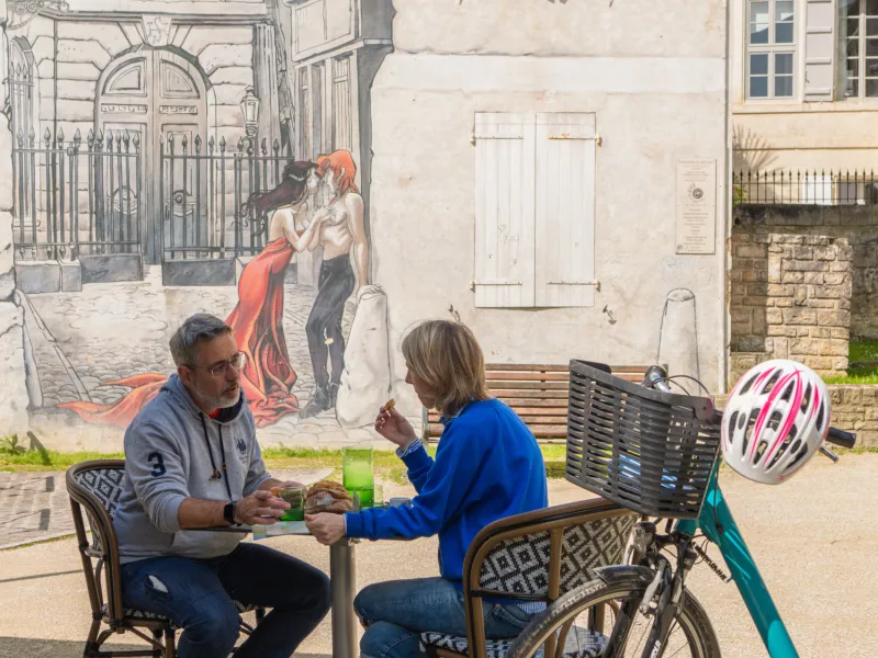 Pause café à Angoulême - La Flow Vélo