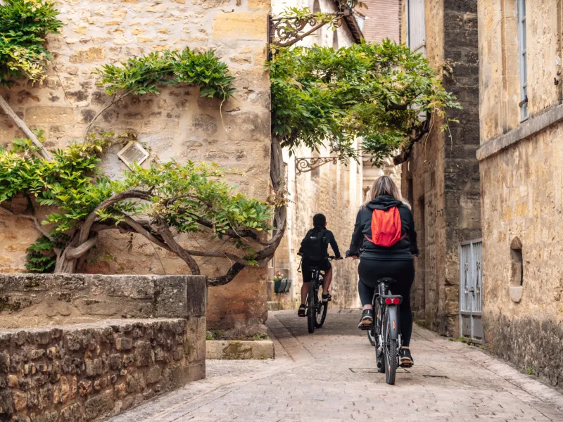 Ruelles de Sarlat à vélo