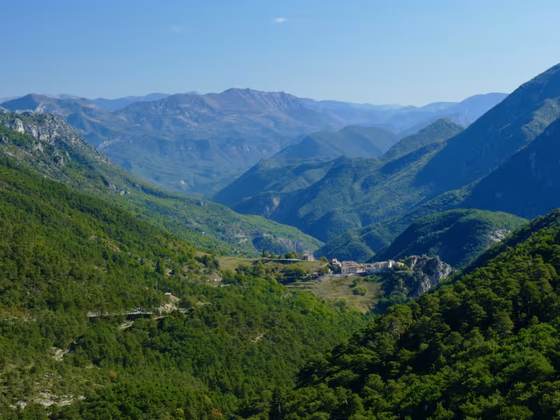 La Vallée de l'Esteron et le village du Mas